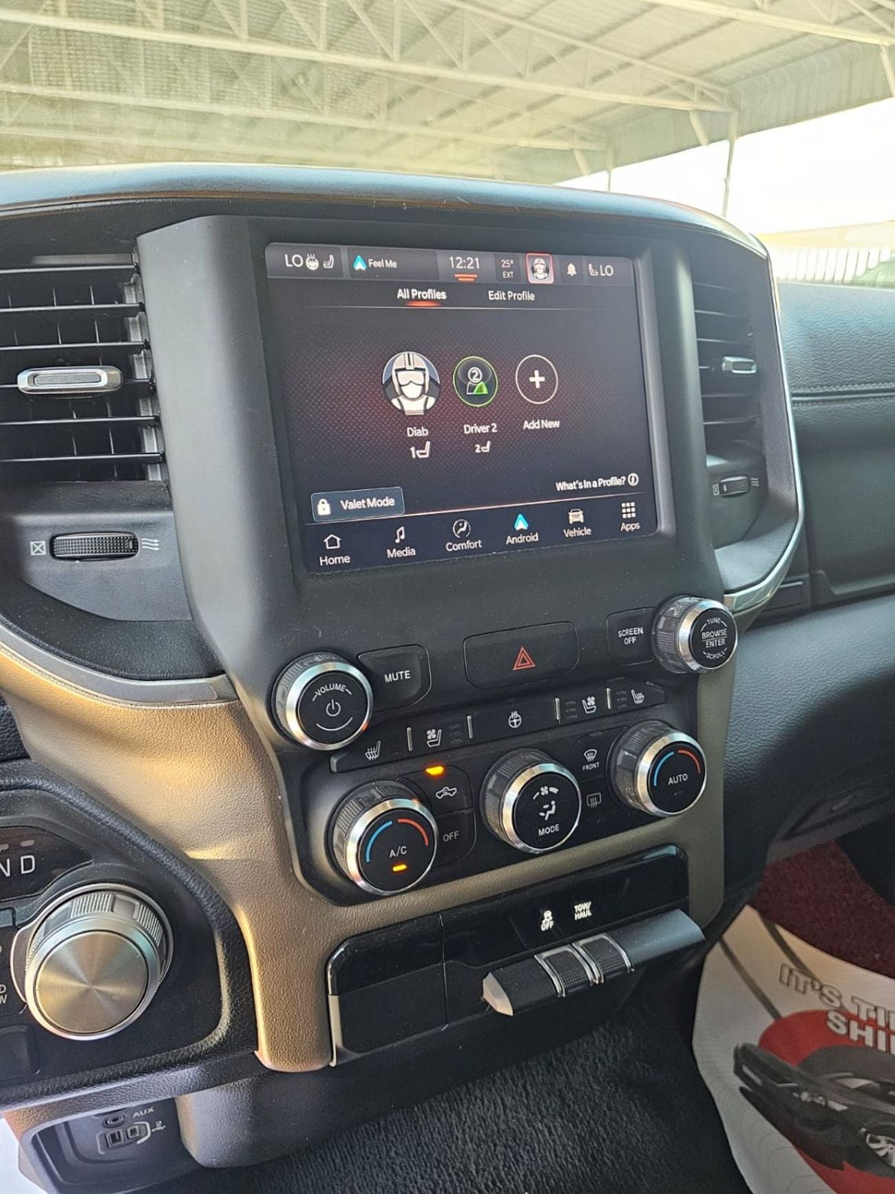 RAM 1500 Laramie 5.7L (6 Seater)