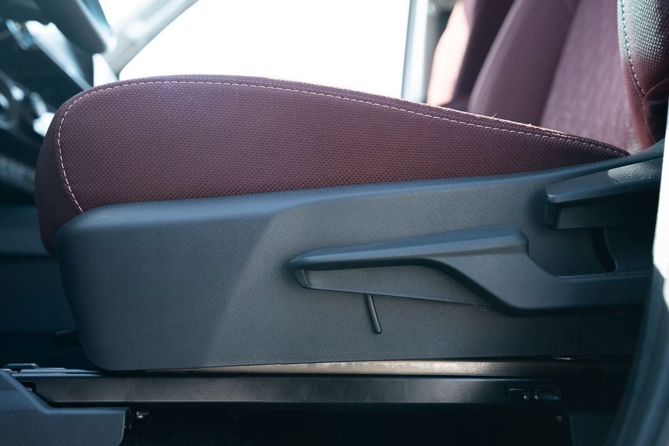 تويوتا هيلوكس SGLX 2.7L Petrol Double Cabin Automatic Transmission 4x4 2026