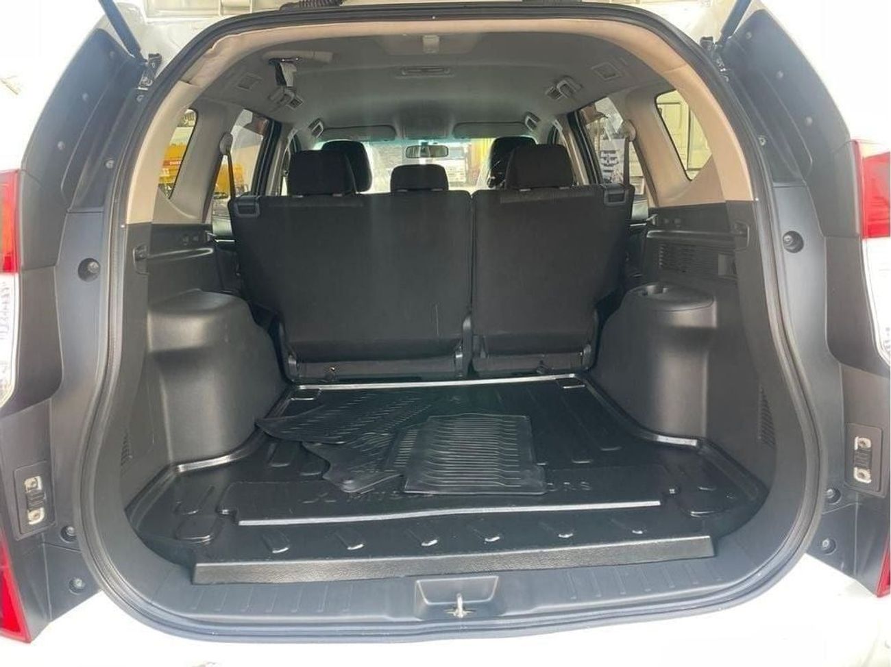 ميتسوبيشي باجيرو Diesel 2.4 Liter Right Hand Drive Automatic 4WD T.V Back Camera