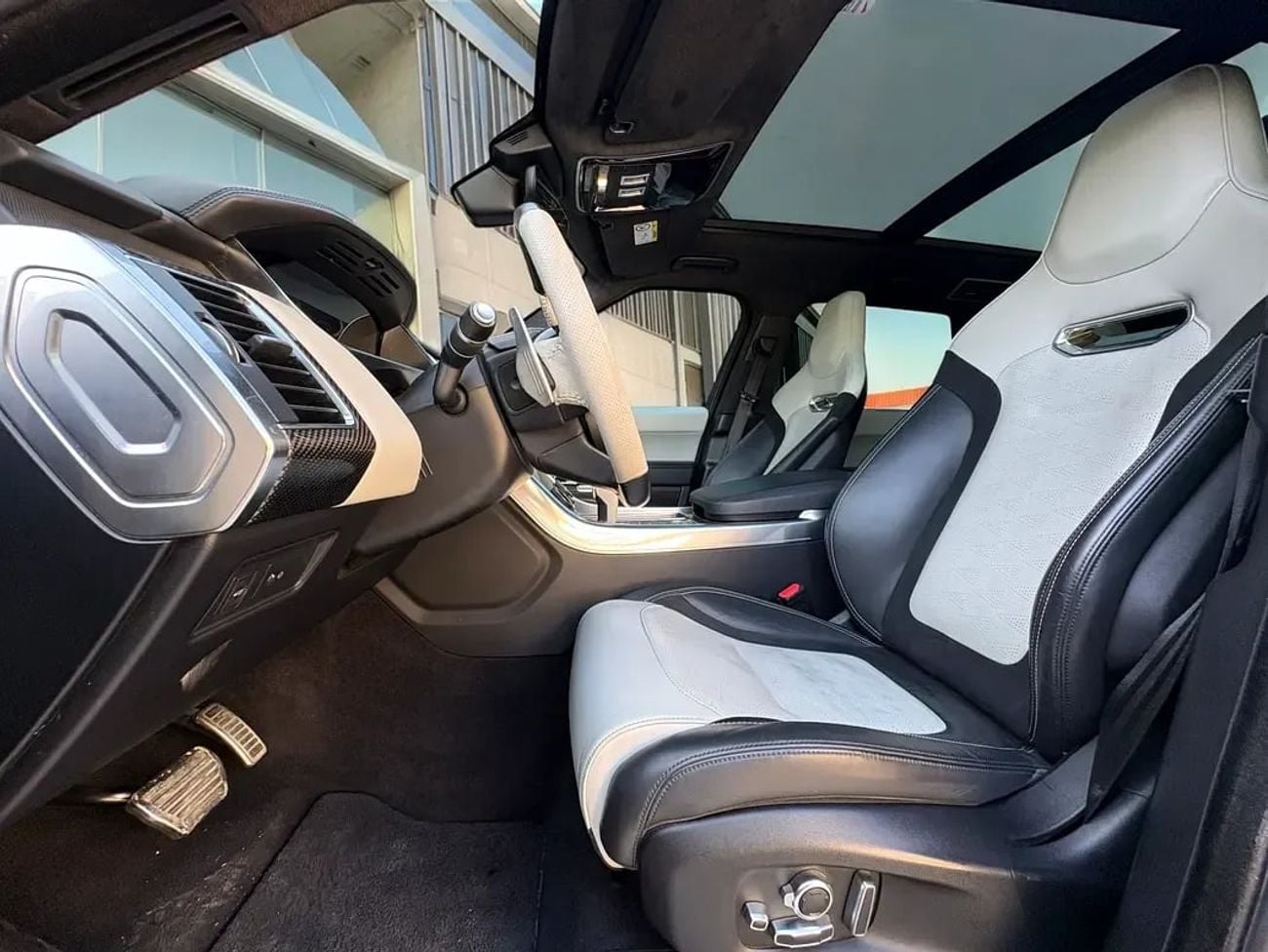 Land Rover Range Rover Sport MID SVR 5.0L (550 HP) RANGE ROVER SPORT SVR CARBON EDITION 5.0L V8 SC A/T | 2022 | AED 3,760 per mon