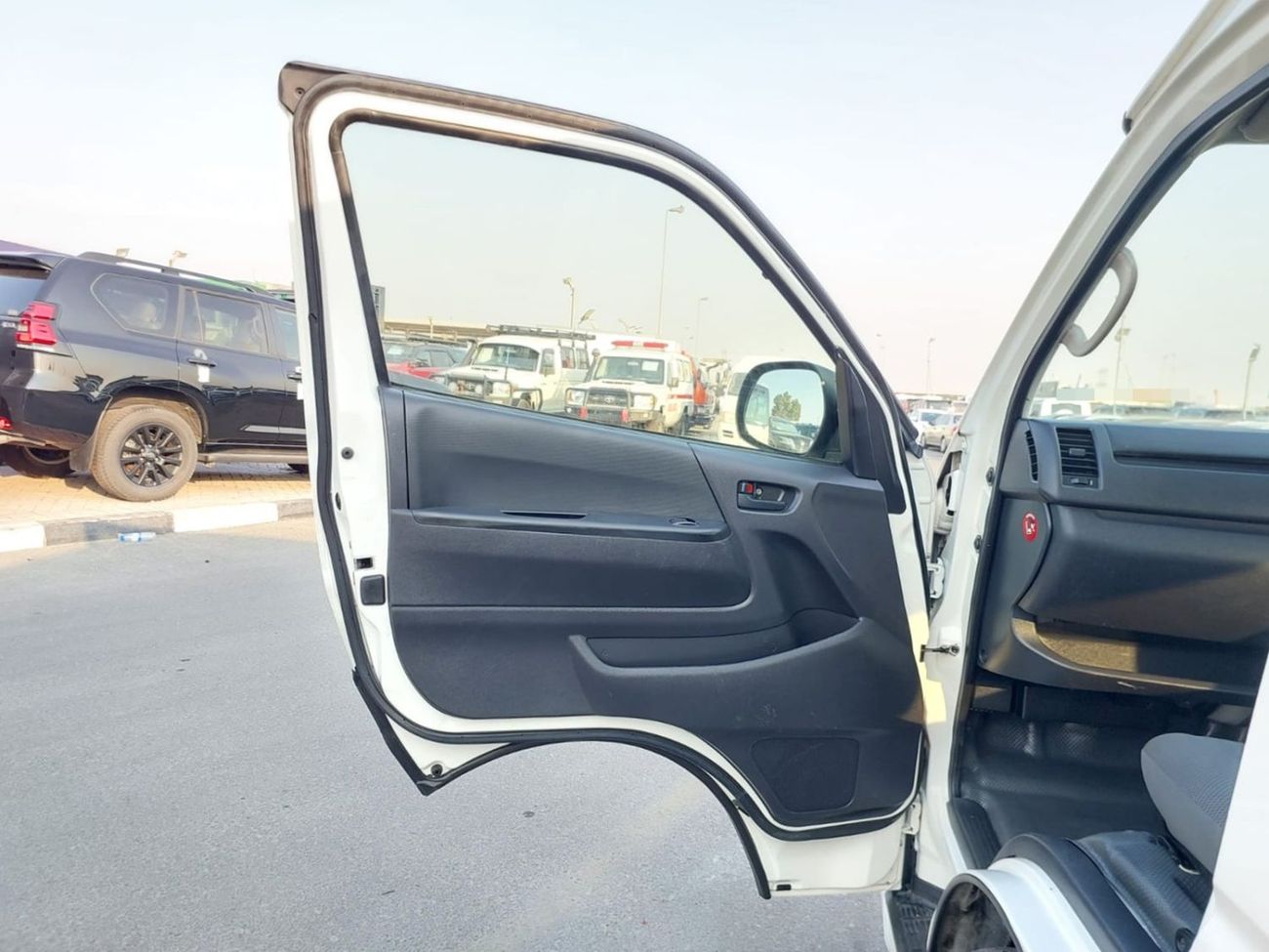 Toyota Hiace TOYOTA HIACE COMMUTER VAN RHD 2018 MODEL 3.0 L DIESEL AUTOMATIC(PM35933)