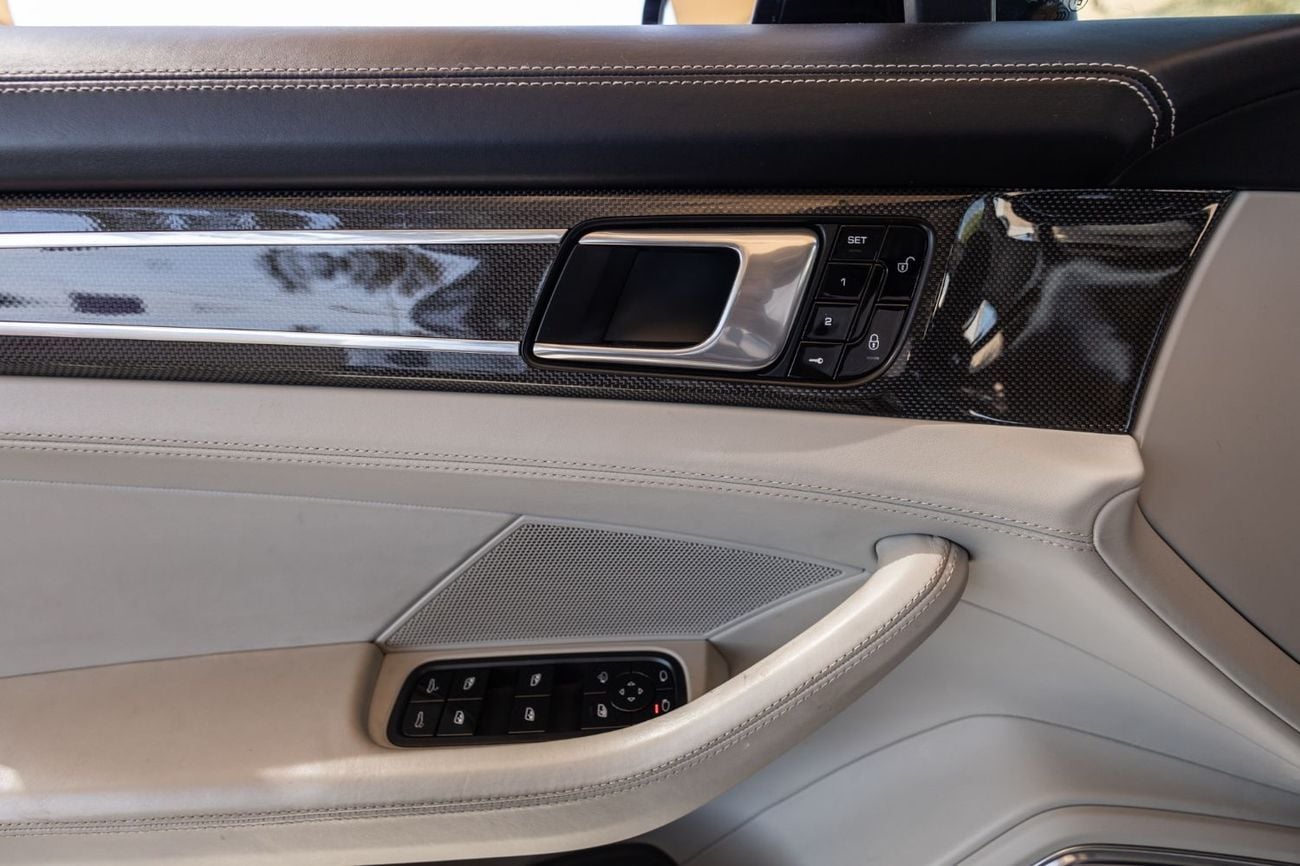 Porsche Panamera Turbo Sport Turismo 4.0L RWD