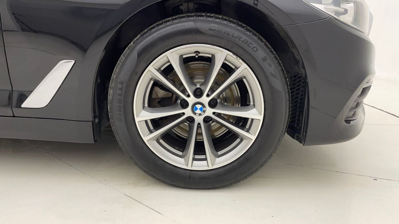 بي أم دبليو 520i EXCLUSIVE 2 | بدون دفعة مقدمة | اختبار القيادة في المنزل