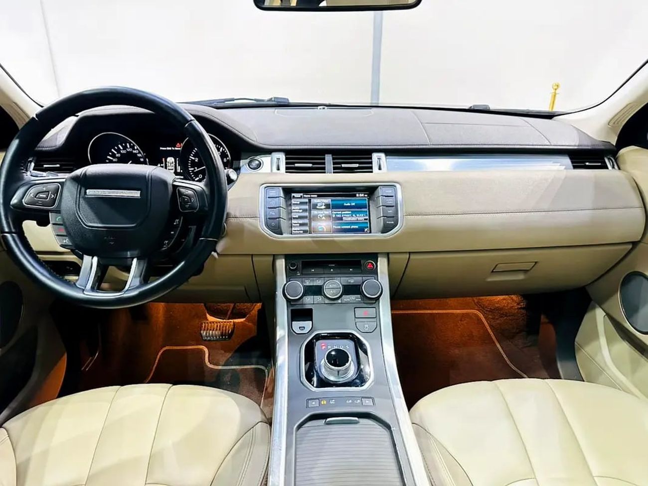 لاند روفر رانج روفر إيفوك HSE 2.0L SUV (5 Door)