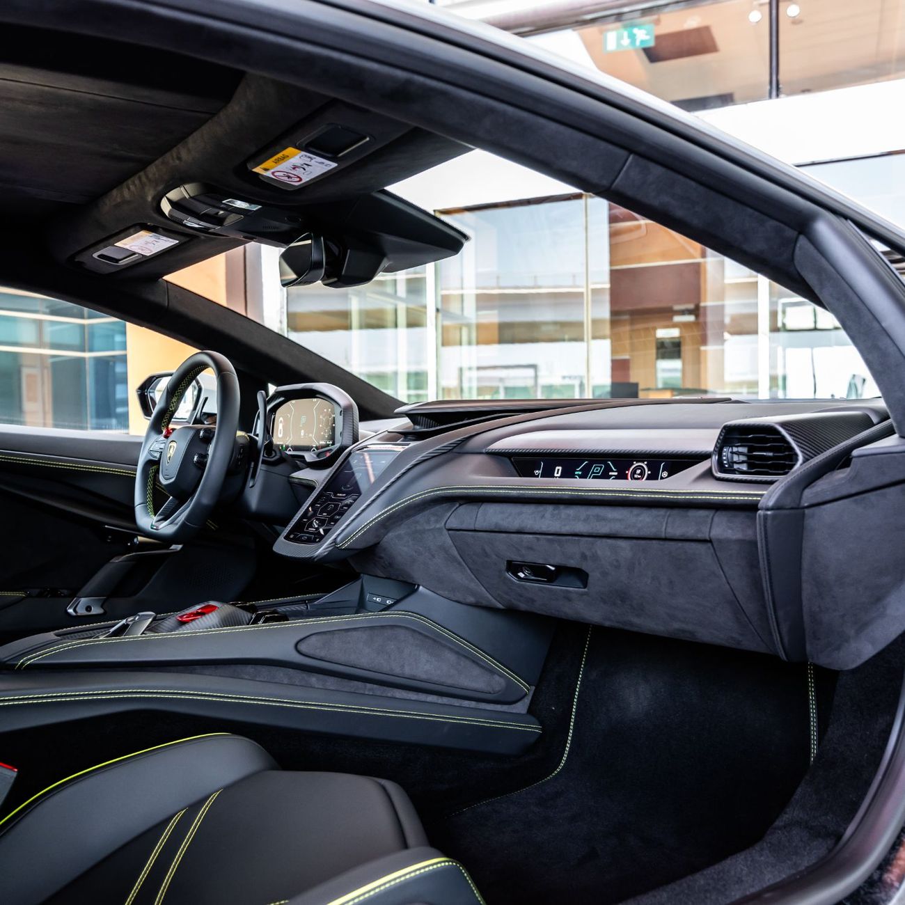 لامبورغيني ريفويلتو 2024 LAMBORGHINI REVUELTO BRAND NEW ( FREE SERVICE CONTRACT )