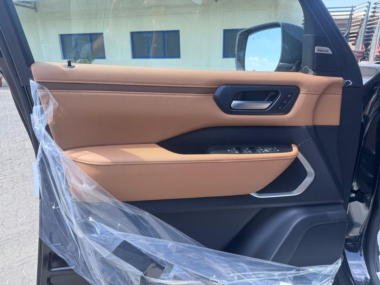 Nissan Patrol SE PLATINUM CITY 3.8L_2026_(BLACK/TAN)