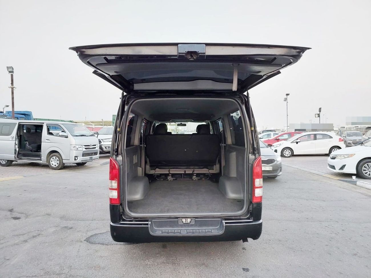 Toyota Hiace TOYOTA HIACE VAN RIGHT HAND DRIVE(PM83099)