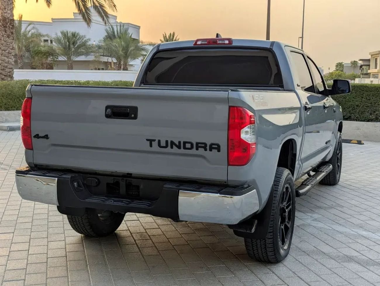 Toyota Tundra Crewmax SR5 - GCC Specs interior and Exterior Excellent Condition