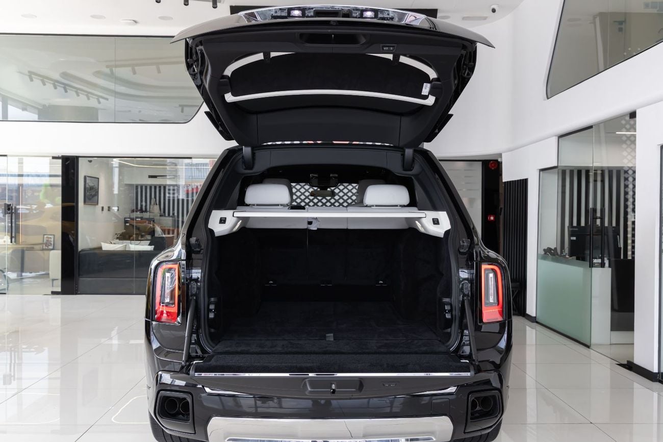 Rolls-Royce Cullinan ROLLS-ROYCE CULLINAN | SILVER BADGE | FULL OPTIONS | BESPOKE SOUND SYSTEM | GCC SPECS | 2025