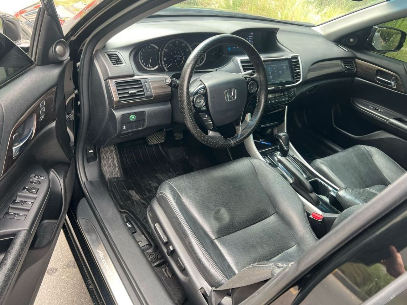 هوندا أكورد 2017 HONDA ACCORD 2.4L V4 - SUNROOF - ELECTRIC & LEATHER SEATS - PUSH START