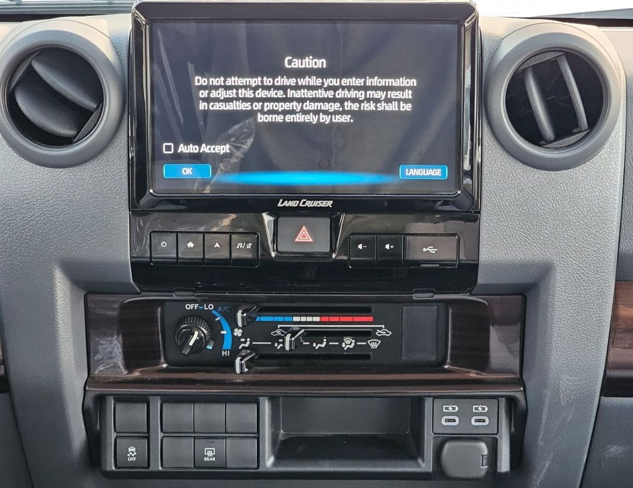 تويوتا لاند كروزر 70 تويوتا لاند كروزر LX LC76 هاردتوب 5 أبواب || 2.8 لتر ديزل دفع رباعي ناقل حركة يدوي | 5 مقاعد | ثلاجة