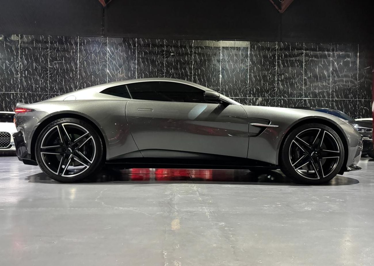 Aston Martin Vantage Standard V8