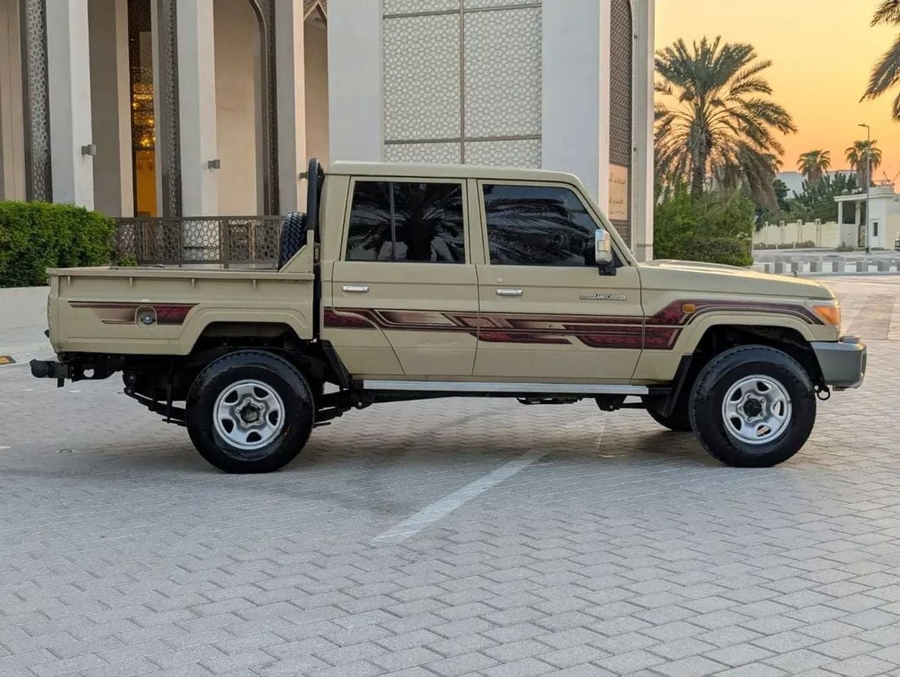 تويوتا لاند كروزر 70 LC79 LX محرك V6 سعة 4.0 لتر، بحالة داخلية وخارجية ممتازة