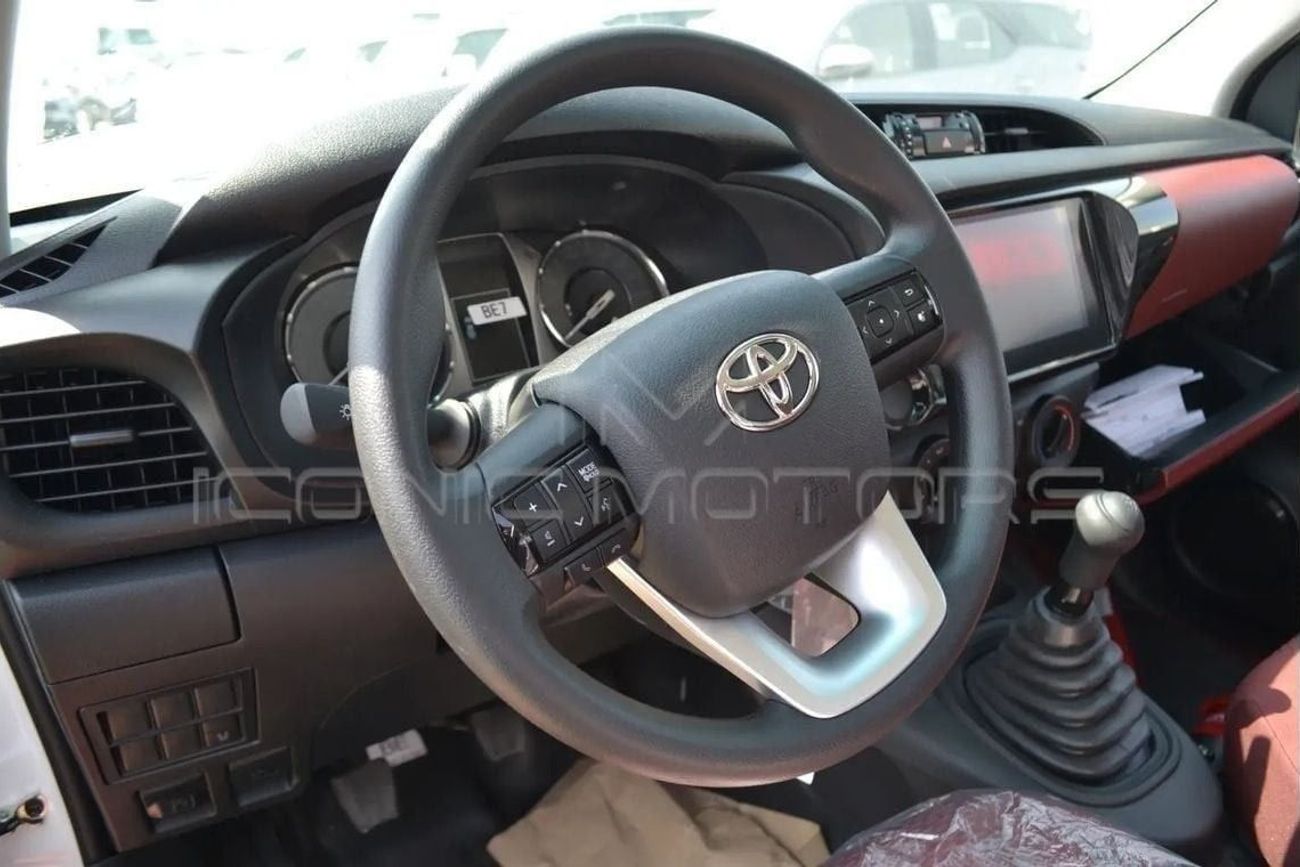 تويوتا هيلوكس 2.7L PETROL MANUAL 4X4