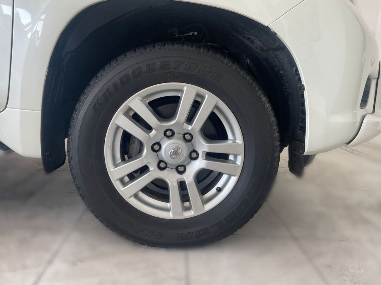 تويوتا برادو 4.0L-VXL-6 CYL SUNROOF -LEATHER SEATES GOOD CONDITIONS