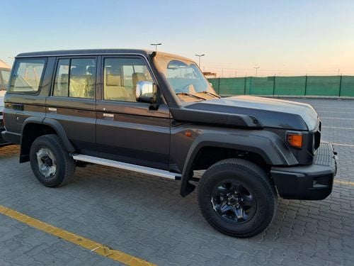 تويوتا لاند كروزر 70 LC76 HARDTOP 4.0L PETROL 5 DOORS M/T FULL OPTION 2025 MODEL