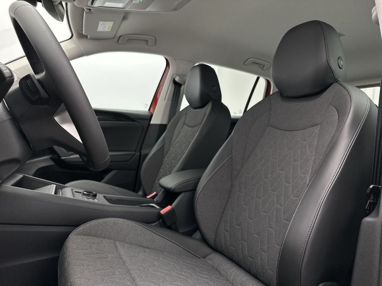 Volkswagen Tiguan Tiguan LIfe + fabric seats (REF#54467) - 28,100 AED SAVINGS from New Car
