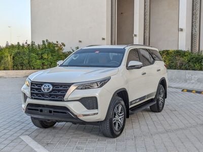 تويوتا فورتونر Toyota Fortuner 2022 white colour ,brown colour interior, Gcc specs