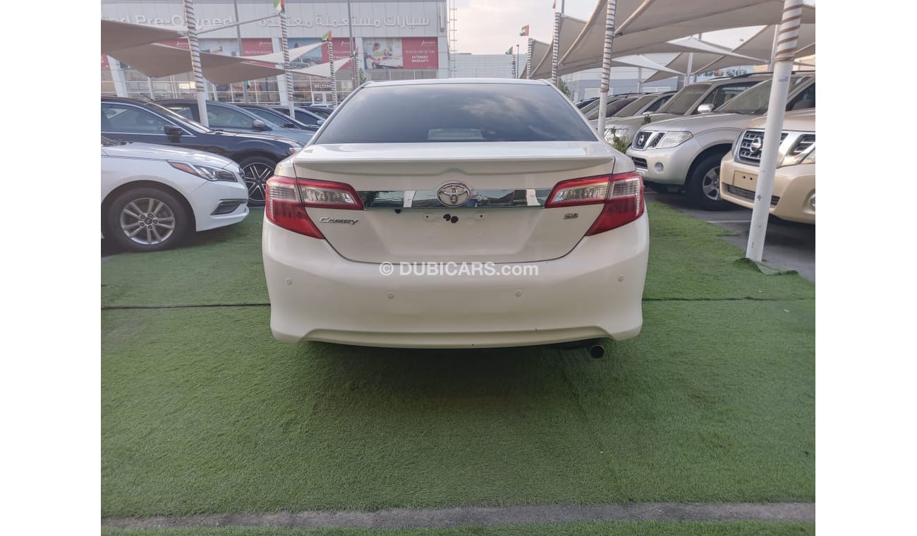 تويوتا كامري خليجى لون أبيض داخل بيج رقم 2 بدون حوادث مثبت سرعة تحكم رنجات حساسات جناح خلفى CD  - FM بحالة ممتازة