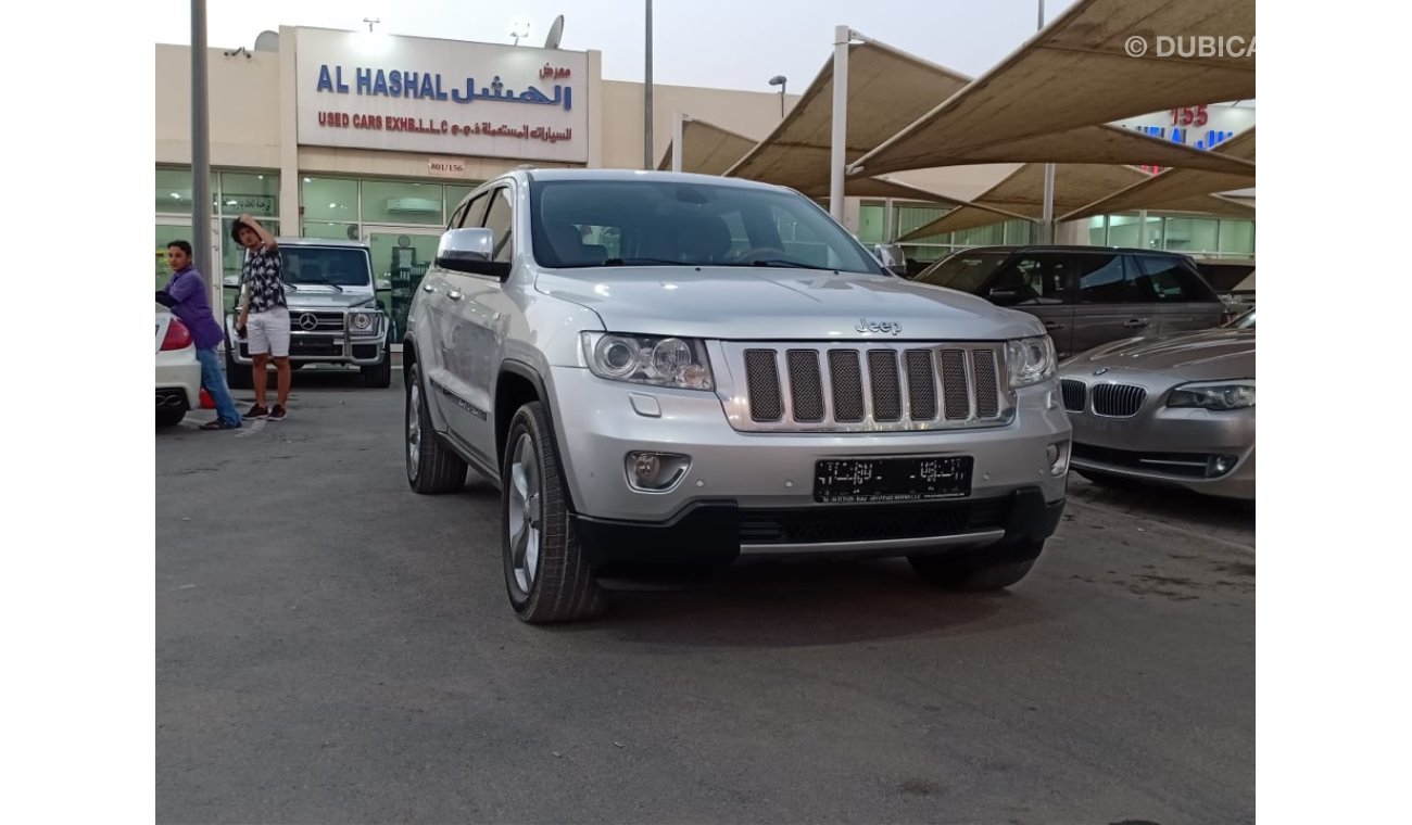 Jeep Grand Cherokee model 2012 GCC car prefect condition no need any maintenance full option full ser