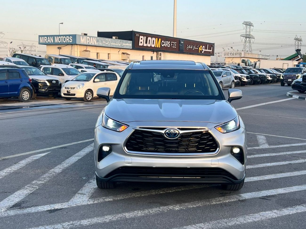 Toyota Highlander 2023 Toyota Highlander Hybrid XLE Full Option - 2.5L V4 - AWD 4x4 - Rear Camera - Sunroof- Leather s