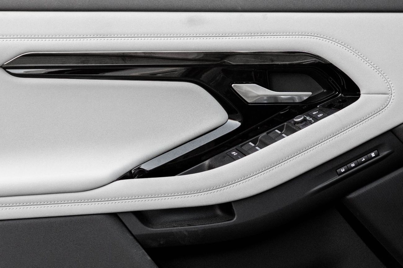 لاند روفر رانج روفر إيفوك SE P250 R Dynamic | 3,623 P.M | 0% Downpayment | BRAND NEW!