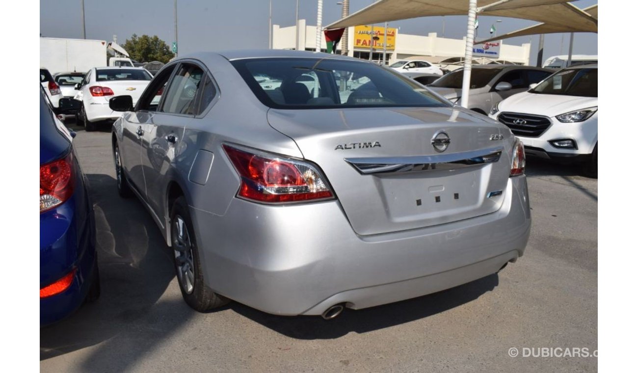 Nissan Altima GCC WITHOUT ACCIDENTS VERY CLEAN OUTSIDE AND INSIDE