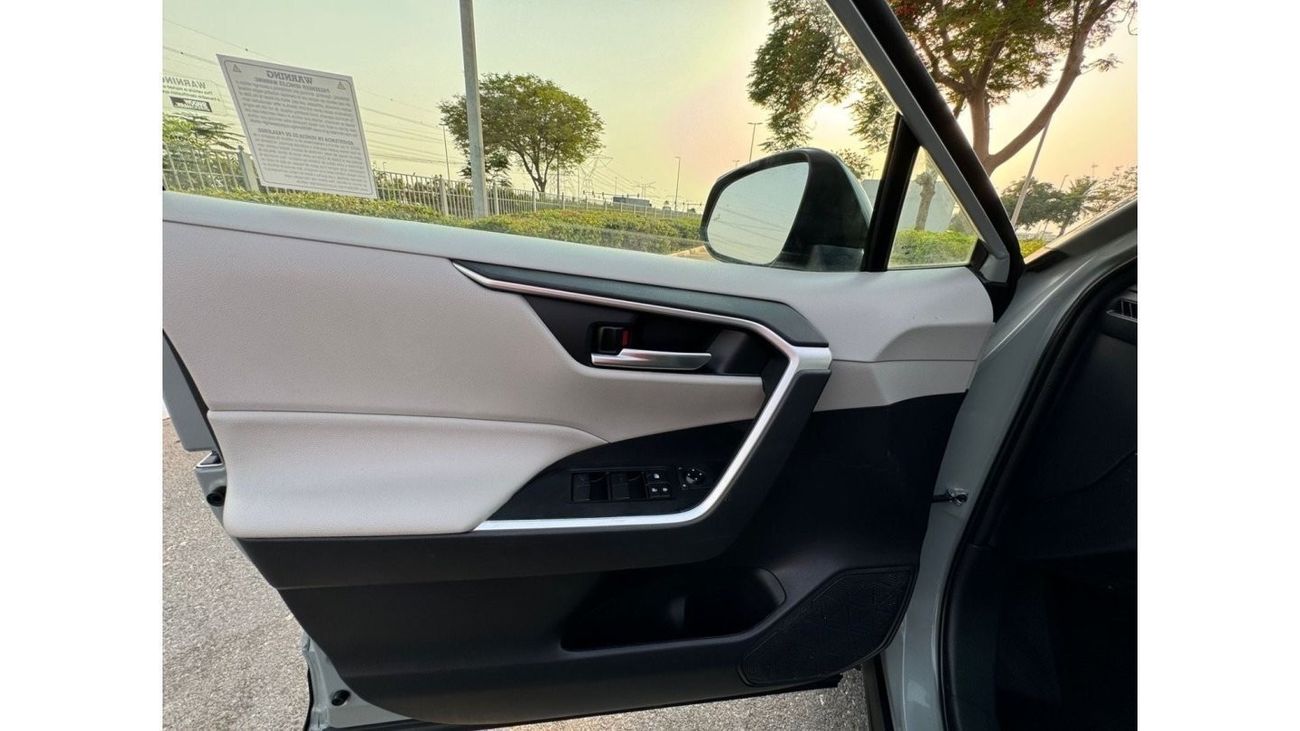 Toyota RAV4 2020 XLE SUNROOF PUSH START AWD US SPEC