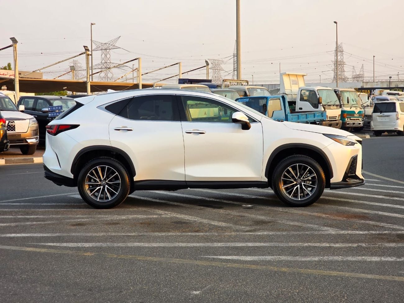 لكزس NX 250 PREMIUM لكزس NX250 موديل 2023، زر ضغط وصندوق خلفي أوتوماتيكي (JTJADCAZ4P2006757)