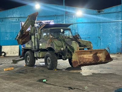 مرسيدس بنز Unimog MILITARY LOADER (NON GCC)