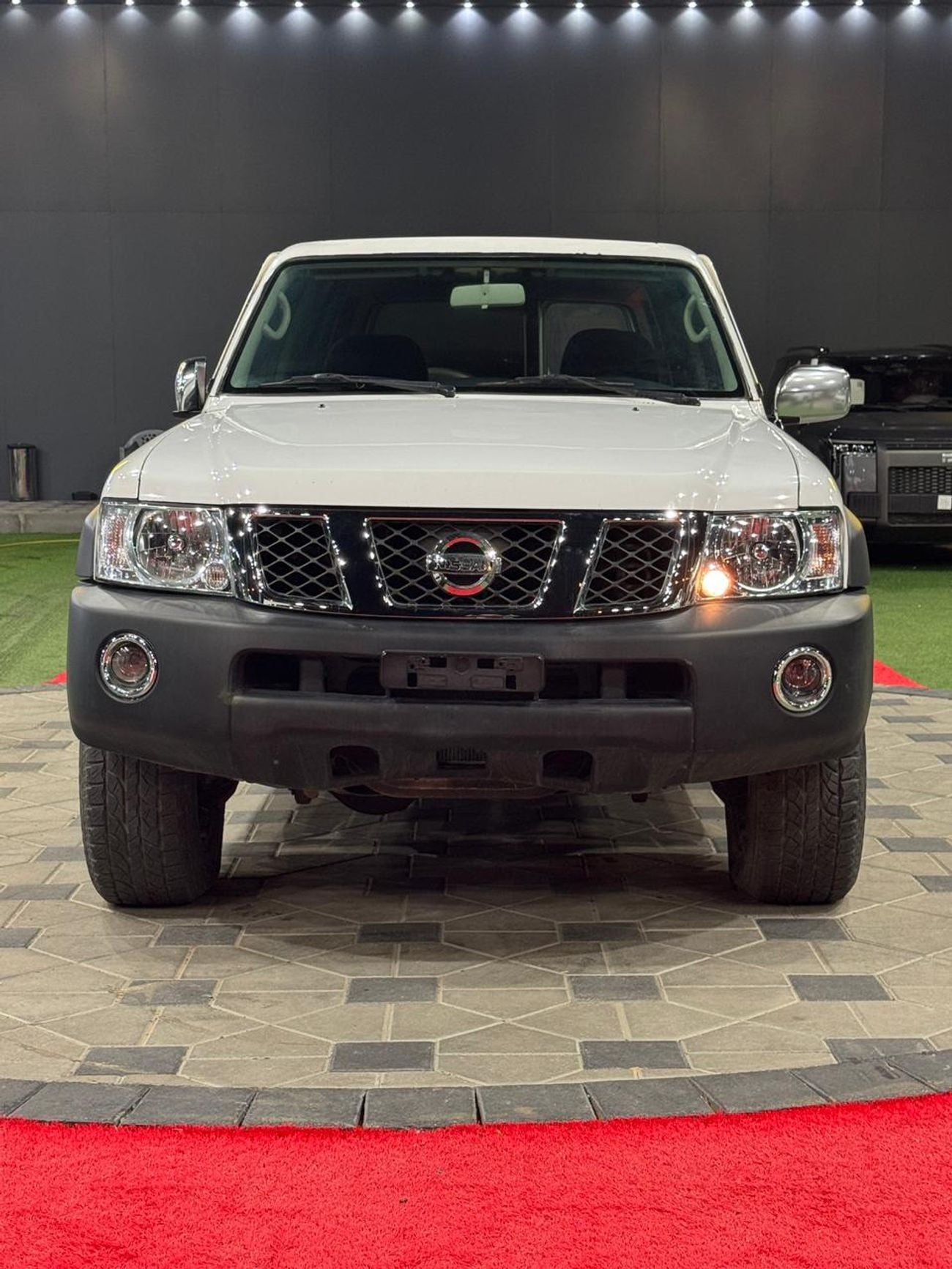Nissan Patrol Safari GL 4.8L M/T (7 Seater)