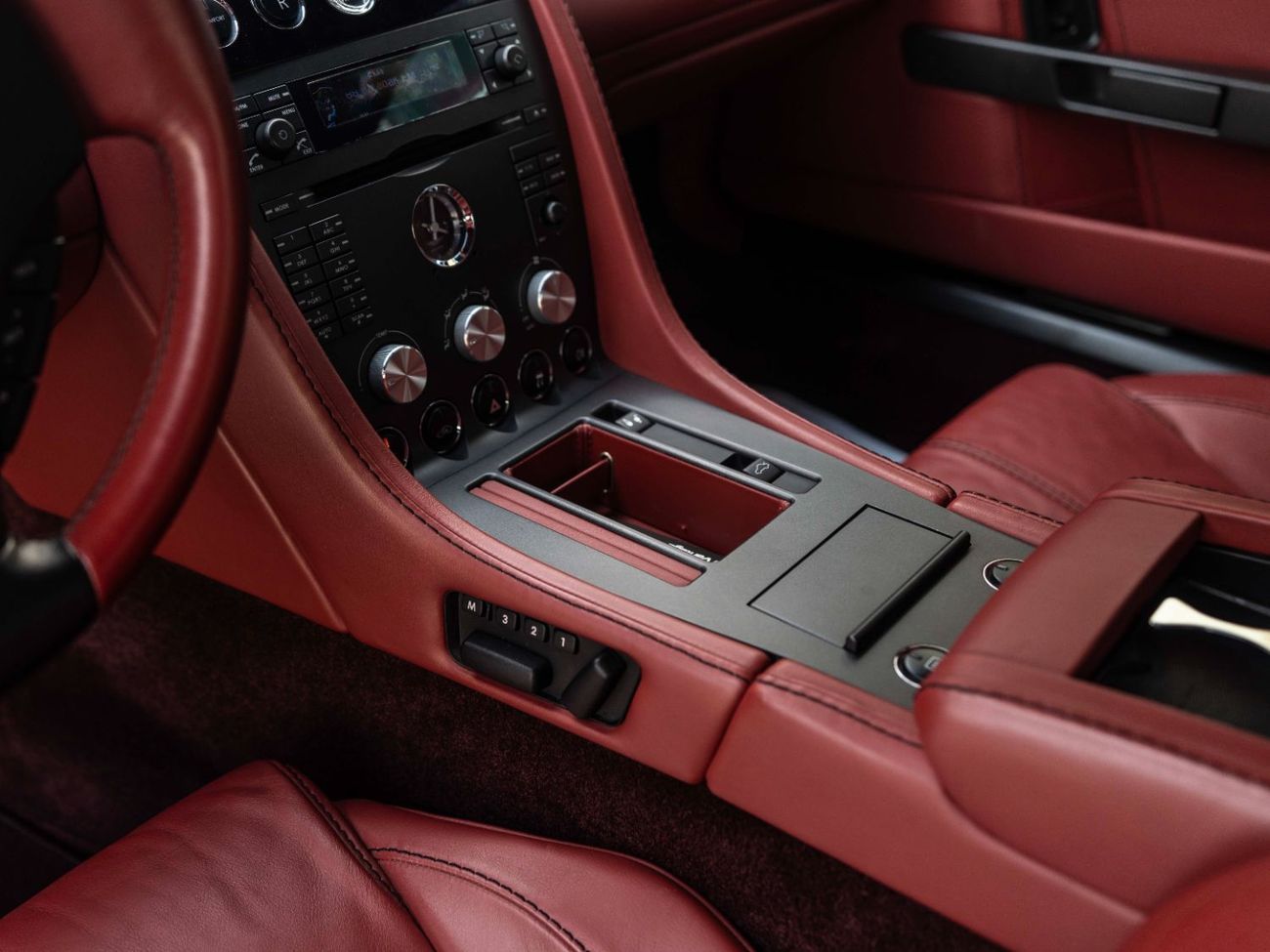 أستون مارتن فانتيج V8 Standard