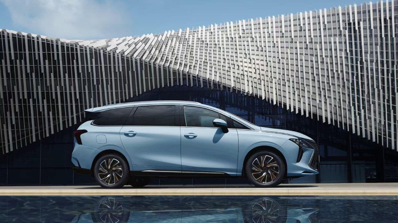 Forthing U Tour exterior - Side Profile