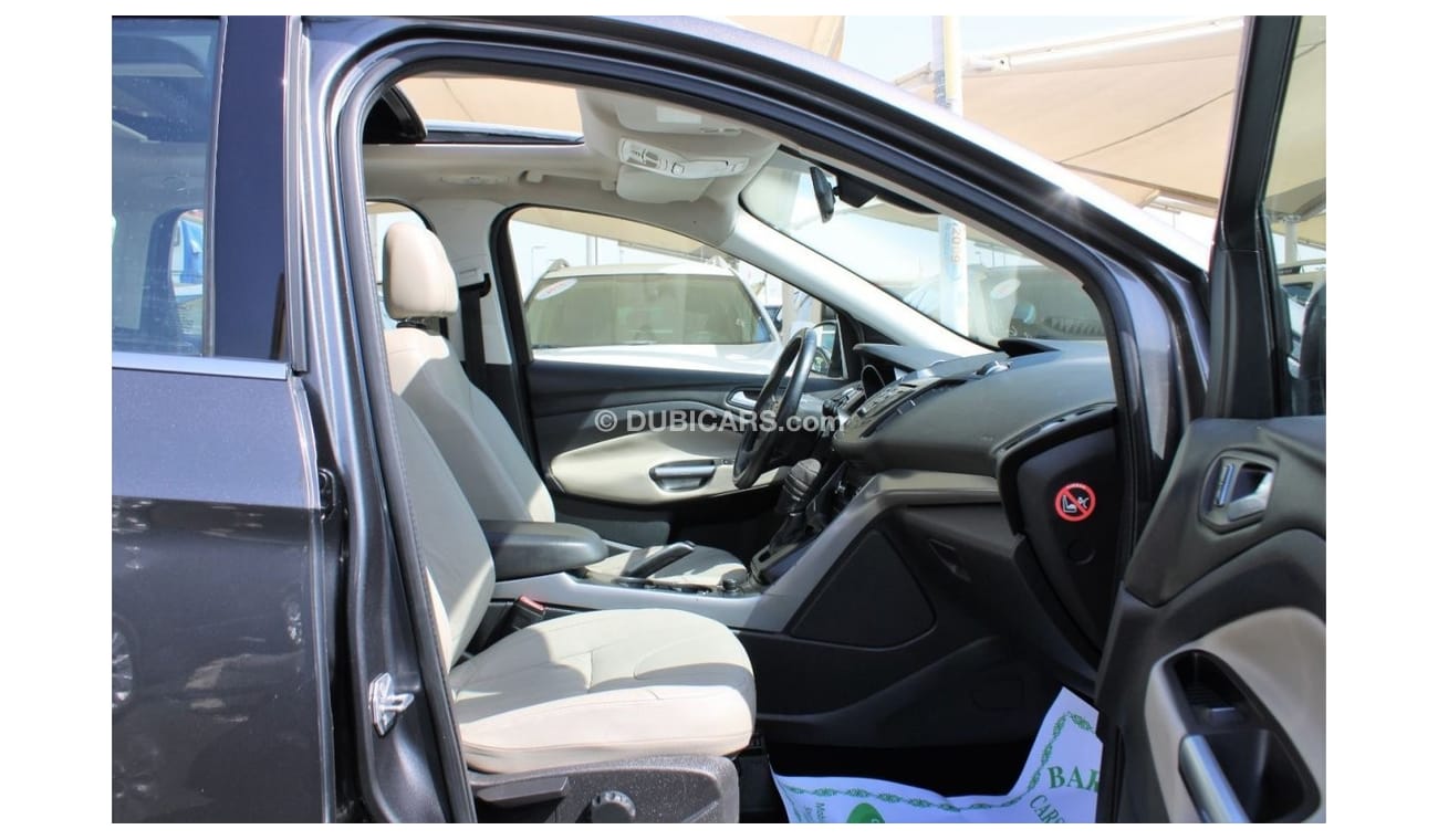 Ford Escape Titanium ACCIDENTS FREE - GCC - PERFECT CONDITION INSIDE OUT - FULL OPTION