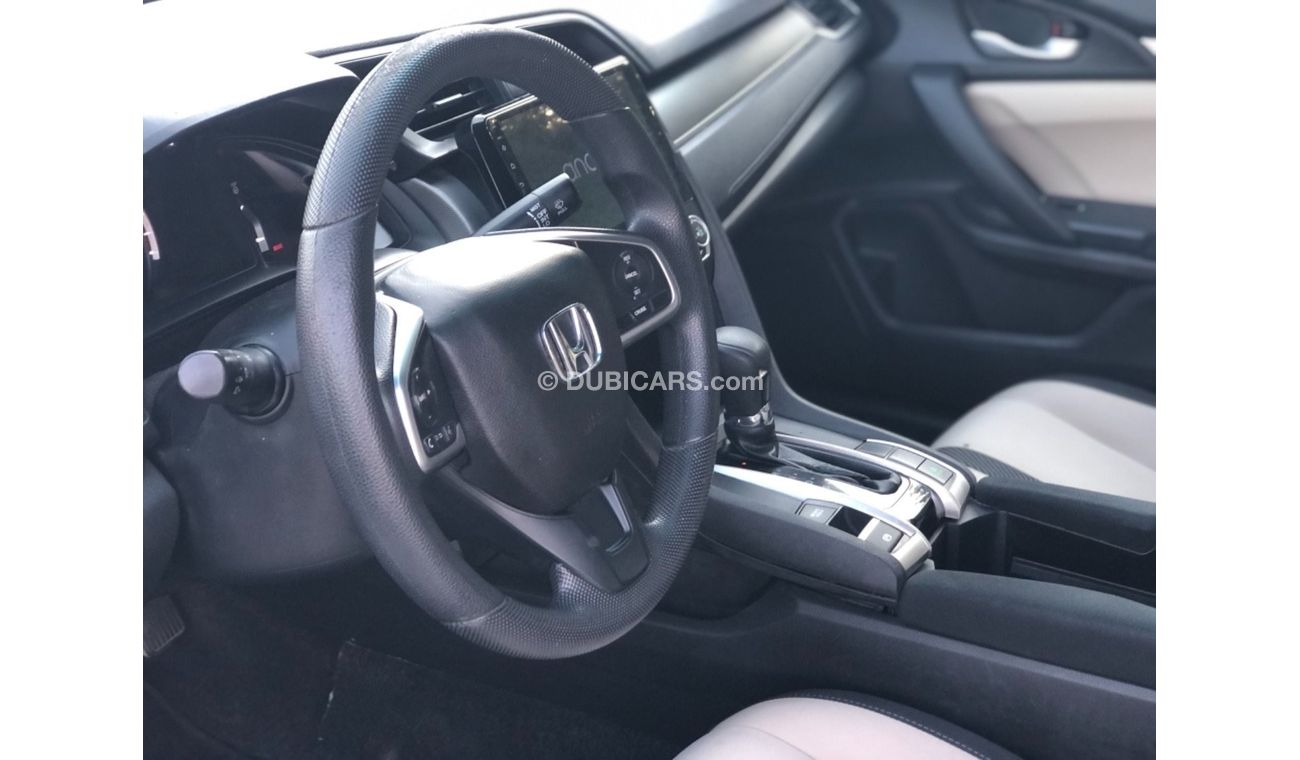 هوندا سيفيك كوبيه موديل 2018 حاله ممتازه جدا من الداخل والخارج كاميرا خلفيه ومدخل اسطوانات وبلوتوث و نفيجشن وراد