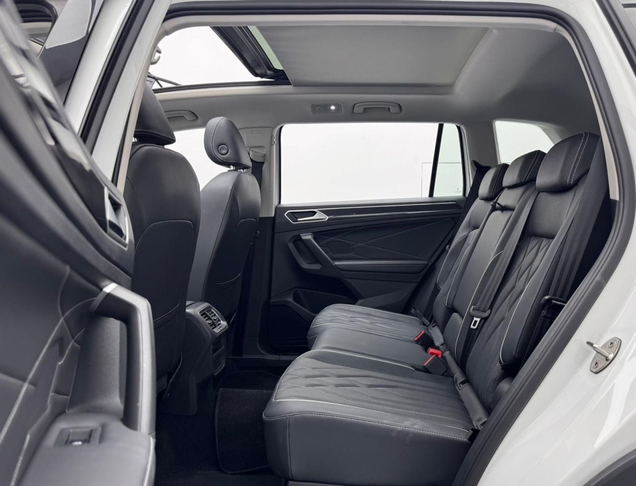 Volkswagen Tiguan 2023 Volkswagen Tiguan L 300 TSI, 1 Year Warranty, Excellent Condition