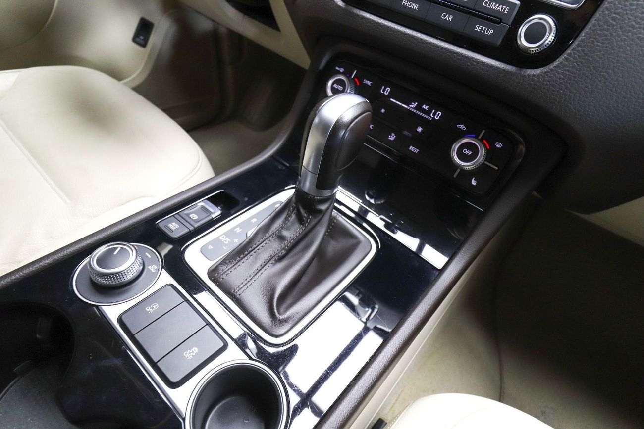 Volkswagen Touareg Volkswagen Touareg 2016 GCC under Warranty with Flexible Down-Payment