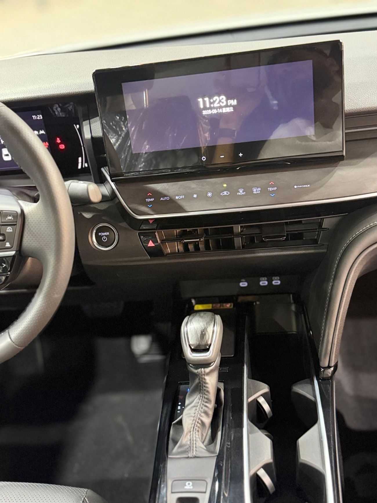 Toyota Camry (*تويوتا كامري هايبرد/ لاكجري*) *موديل* : 2025 *السعر* : 105.000 درهم  *ممشي* : صفر ك/م  (*مواصفات خ