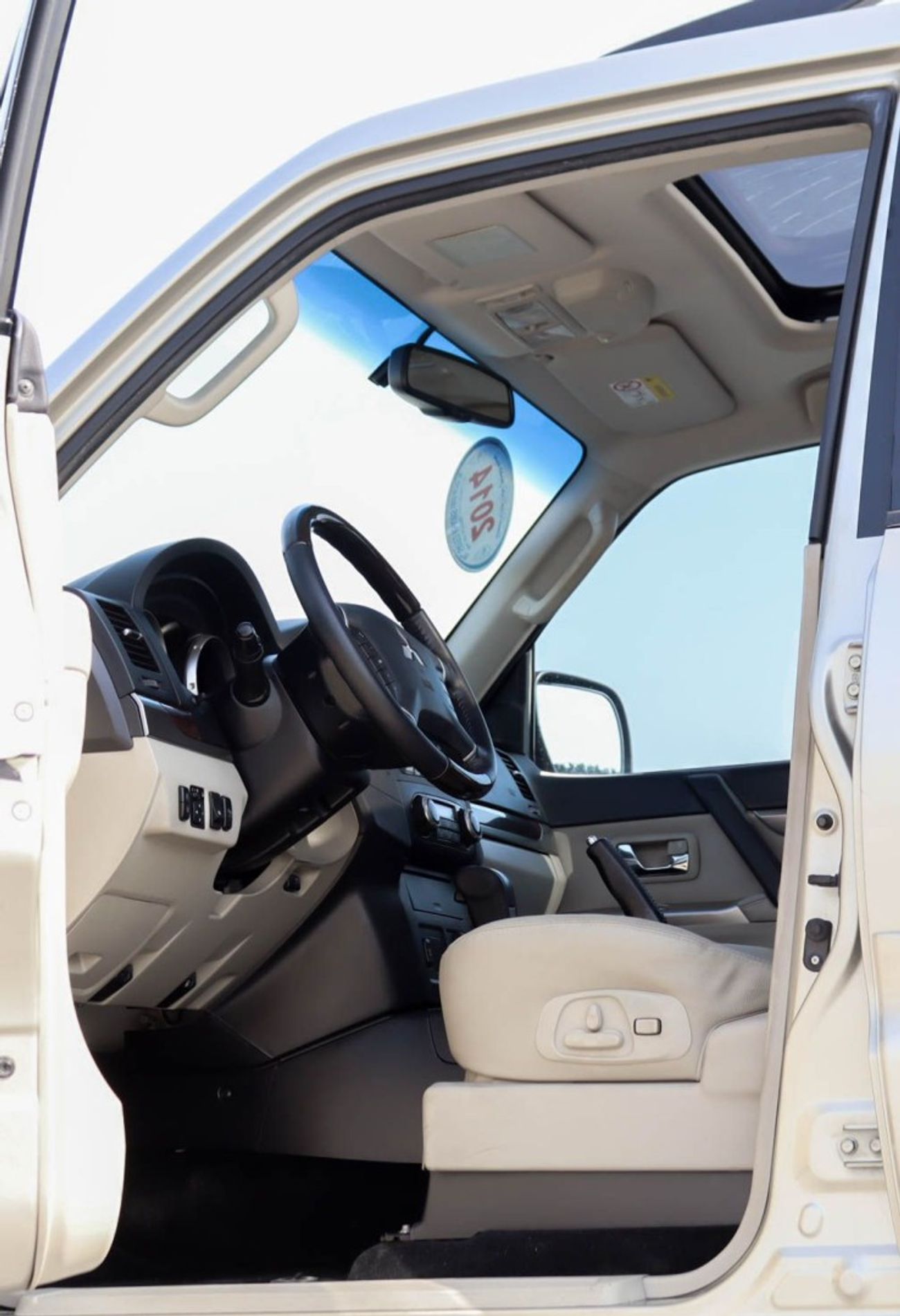 ميتسوبيشي باجيرو GLS 3.8L Mitsubishi Pajero 2014 3.8L full option v6 GCC accident-free in excellent condition