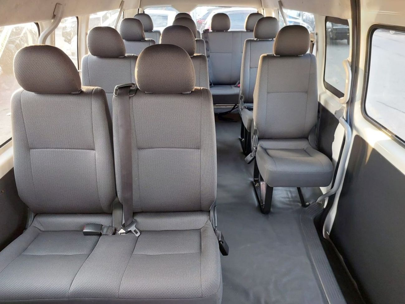 تويوتا هاياس TOYOTA HIACE COMMUTER VAN RHD 2019 MODEL 3.0 L DIESEL AUTOMATIC(PM38974)