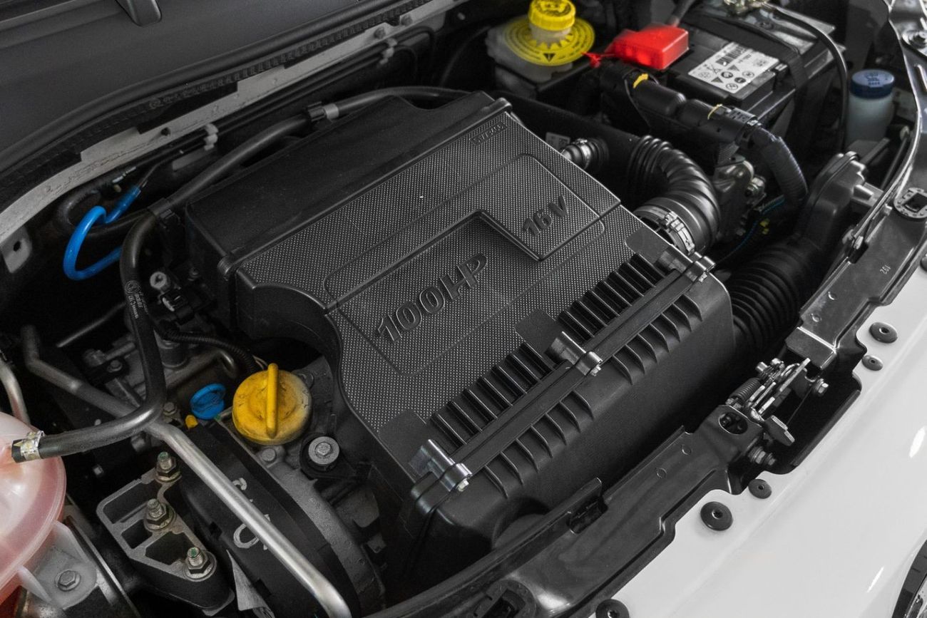 Fiat 500 2023 Fiat 500 Dolce Vita White / Full-Service History/ Dealership Warranty