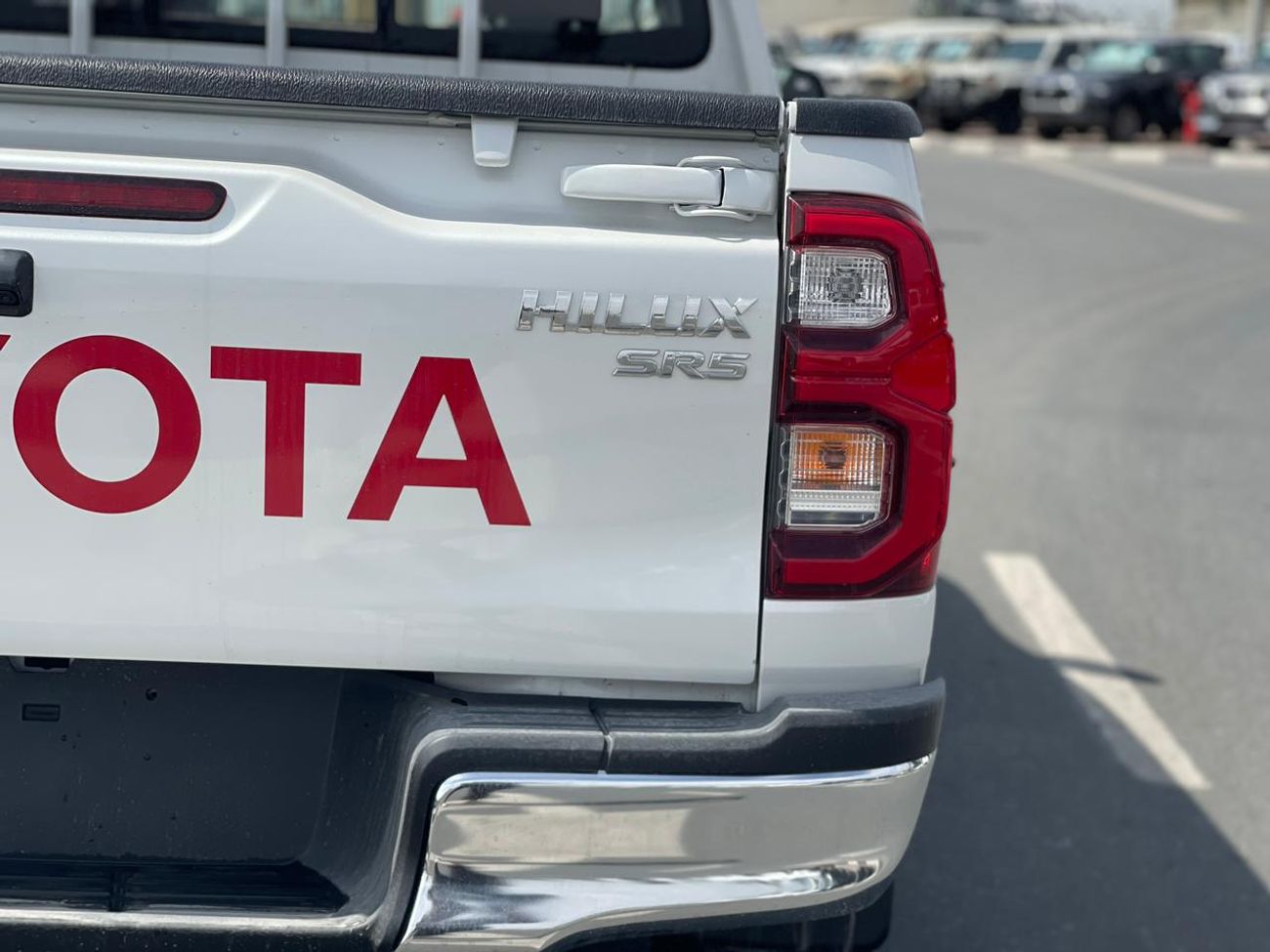 تويوتا هيلوكس GLXS SR5 2.7L 4X4