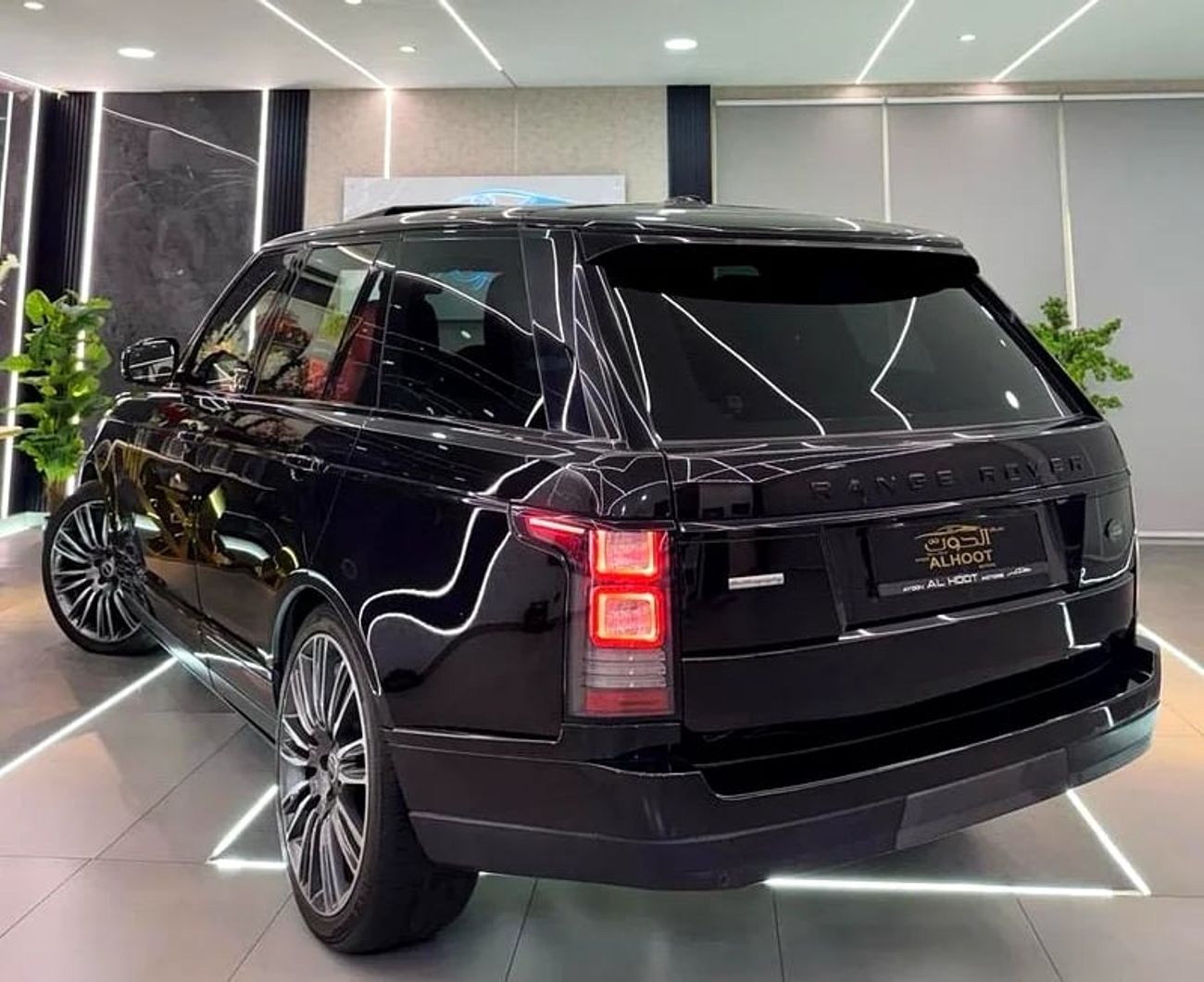 لاند روفر رينج روفر Supercharged 5.0L SUPERCHARGED VOGUE V8 || GCC II FULLY LOADED || CHASSIS ACCIDENT FREE || RED INTER