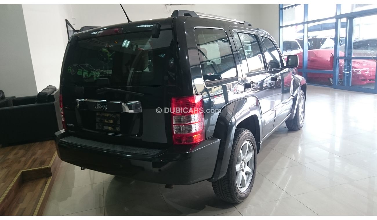 جيب شيروكي - 2010 - 98000 KM - FULL OPTION