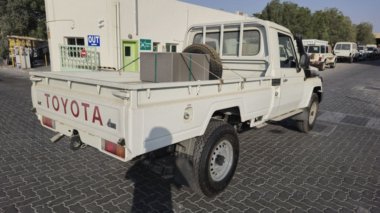 تويوتا لاند كروزر LC79 4.2L Pickup Single cab 5- MT 4X4