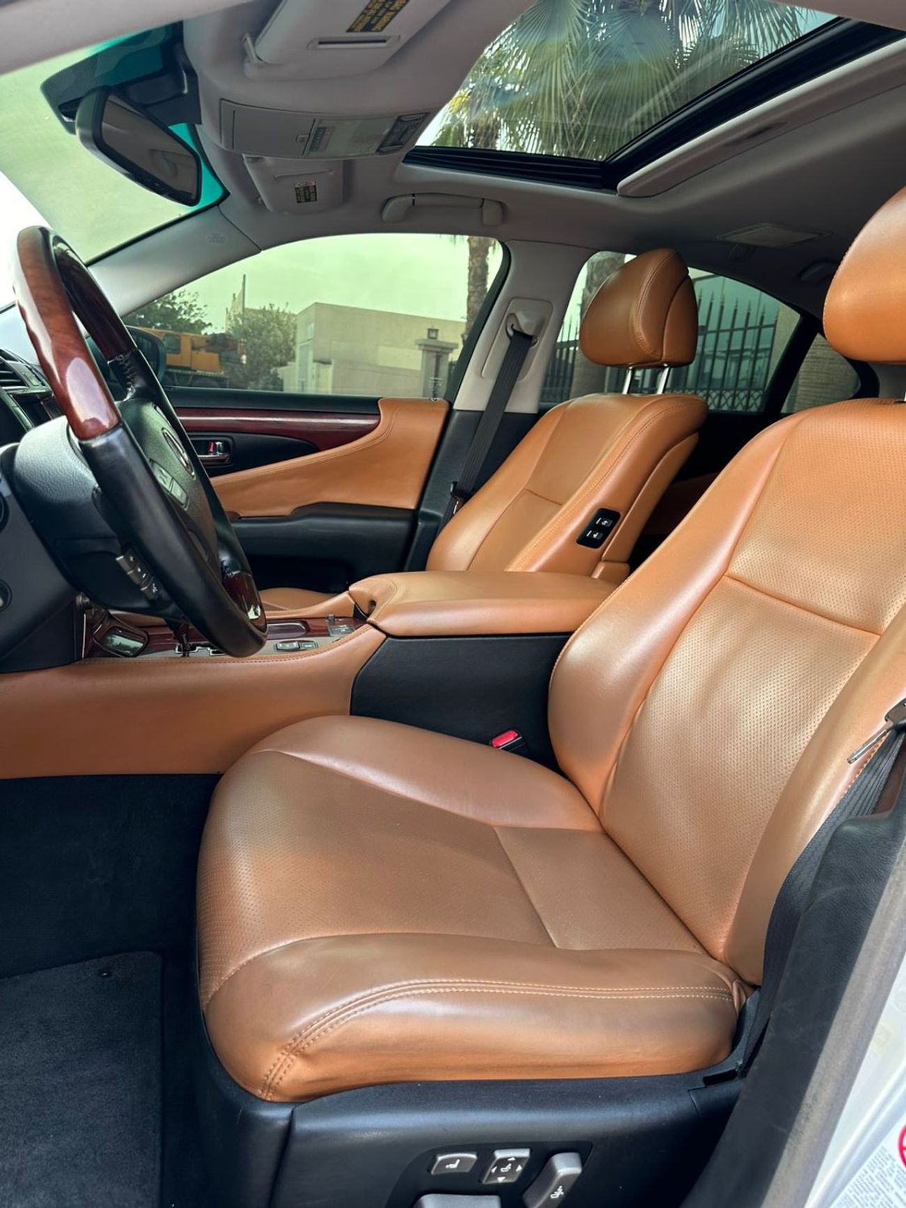 Lexus LS460 Lexus LS460 Model: 2007 Mileage: 220,000 Km  Price: 22,000 dirhams Come to America Full option No. 1