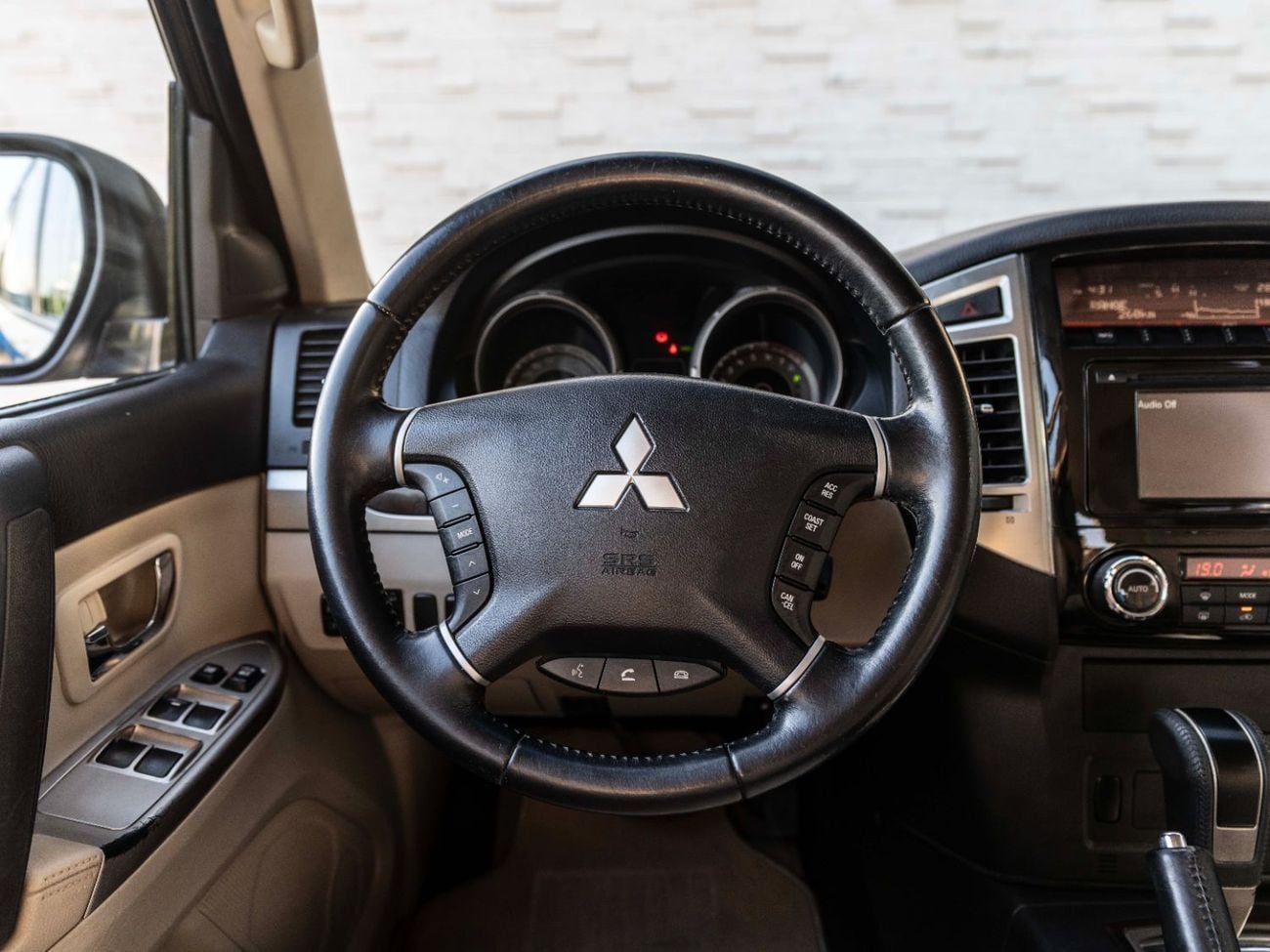 ميتسوبيشي باجيرو GLS Base 3.5L (7 Seater)