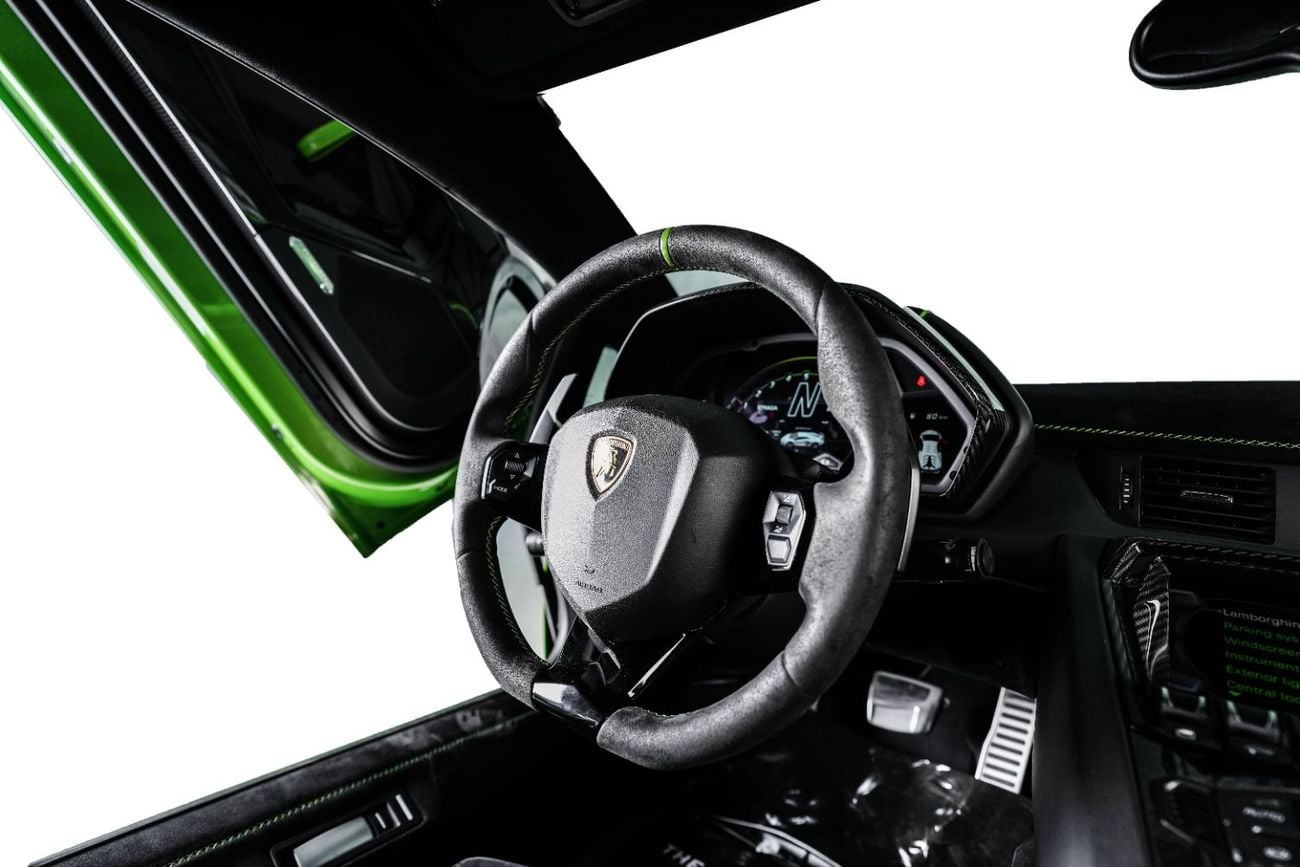لامبورغيني أفينتادور SVJ ROADSTER