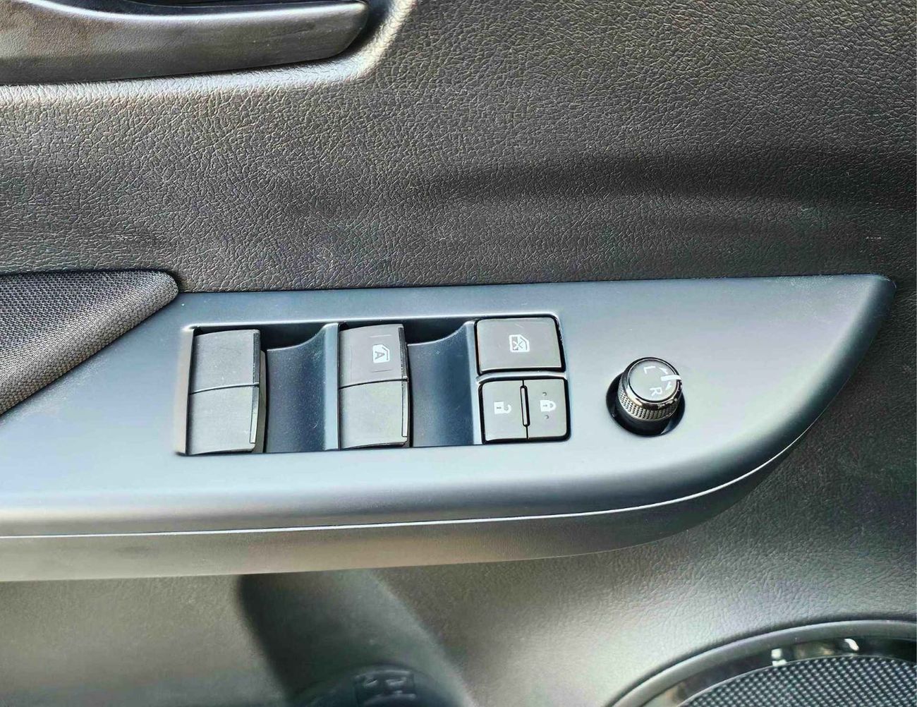 تويوتا هيلوكس WIDE BODY | M/T |  2.4L V4 DIESEL | 3 AIRBAG | COOL BOX | LARGE DVD |  UNDER PROTECTOR STRIPE TAPE B