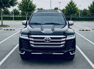 Toyota Land Cruiser Toyota Land Cruiser GXR model 2017 fuel petrol cylinder 6 black colour and GCC